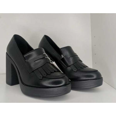 Mocassino In Ecopelle Con  Tacco Doppio 8.5 Cm Linguetta Con Fra