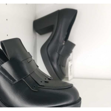 Mocassino In Ecopelle Con  Tacco Doppio 8.5 Cm Linguetta Con Fra