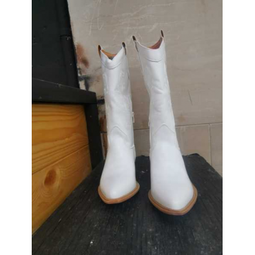 Texano Bianco In Similpelle  Gambale Asimmetrico  Altezza 30 Cm 