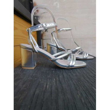 Sandalo Con Fascette E Cinturino Alla Caviglia Tacco Quadrato Al