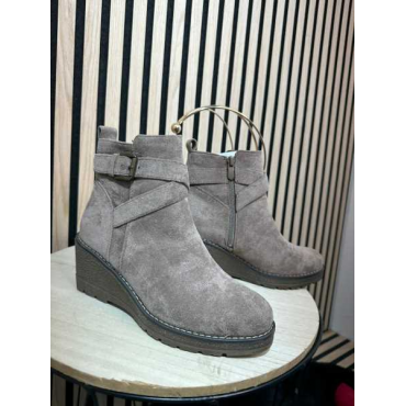 Stivaletto Donna In Camoscio  Con Zeppa In Gomma  7 Cm Punta Rot