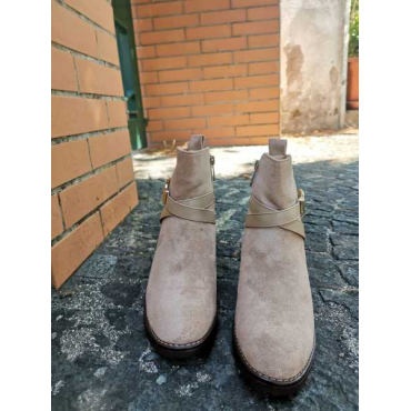Tronchetto In Camoscio Con Elastico Laterale Per Una Calzata Piu