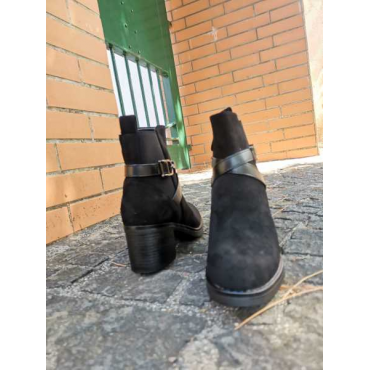 Tronchetto In Camoscio Con Elastico Laterale Per Una Calzata Piu
