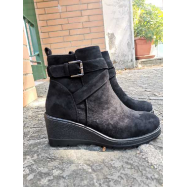 Stivaletto Donna In Camoscio  Con Zeppa In Gomma  7 Cm Punta Rot