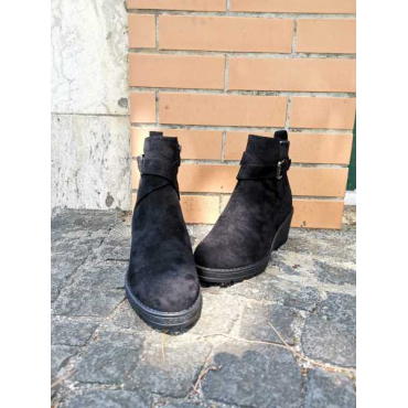 Stivaletto Donna In Camoscio  Con Zeppa In Gomma  7 Cm Punta Rot