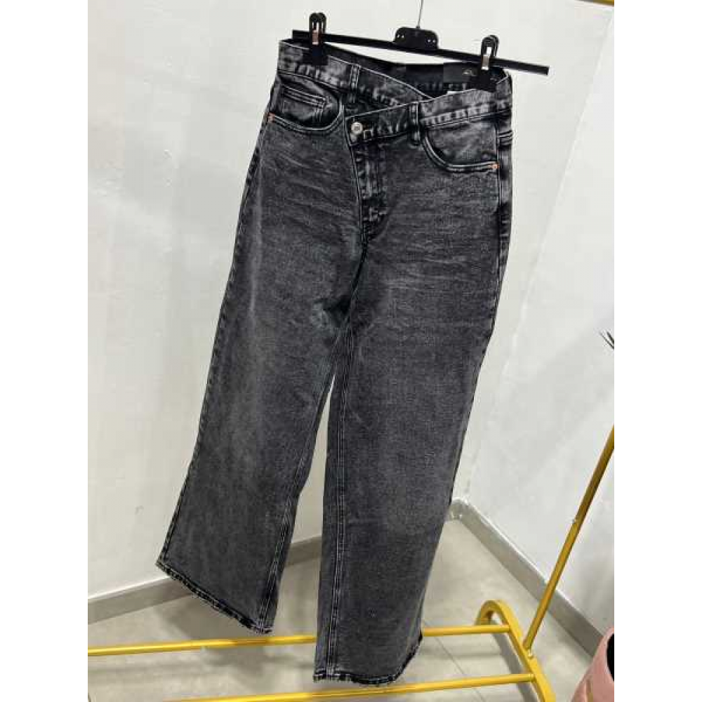 Jeans Con Chiusura Asimmetrica