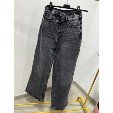 Jeans Con Chiusura Asimmetrica