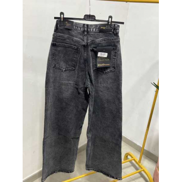 Jeans Con Chiusura Asimmetrica