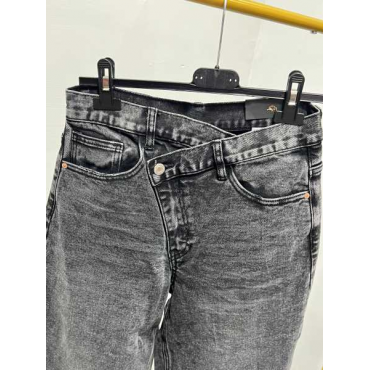 Jeans Con Chiusura Asimmetrica