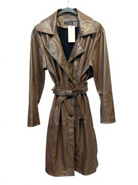 Trench Long In Eco Pelle Con Bottoncini E Cinturino Regolabile.