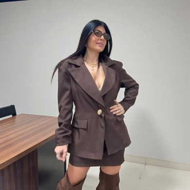 Tailleur Con Blazer Avvitato E Minigonna