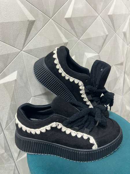 Sneaker Nera In Eco Suede Con Para E Lacci In Spugna. Confortevo