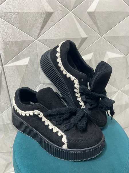 Sneaker Nera In Eco Suede Con Para E Lacci In Spugna. Confortevo