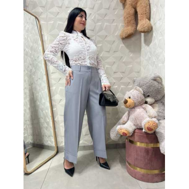 Blusa In Pizzo Con Bottoni E Collo Alto