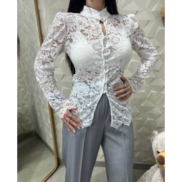 Blusa In Pizzo Con Bottoni E Collo Alto