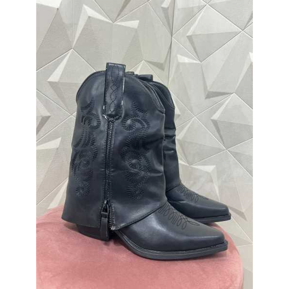 Tronchetto Texano Nero Con Ricami E Dettaglio Cover