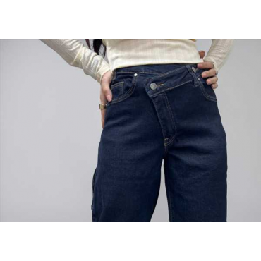 Jeans Ballon Con Bottone Asimmetrico 